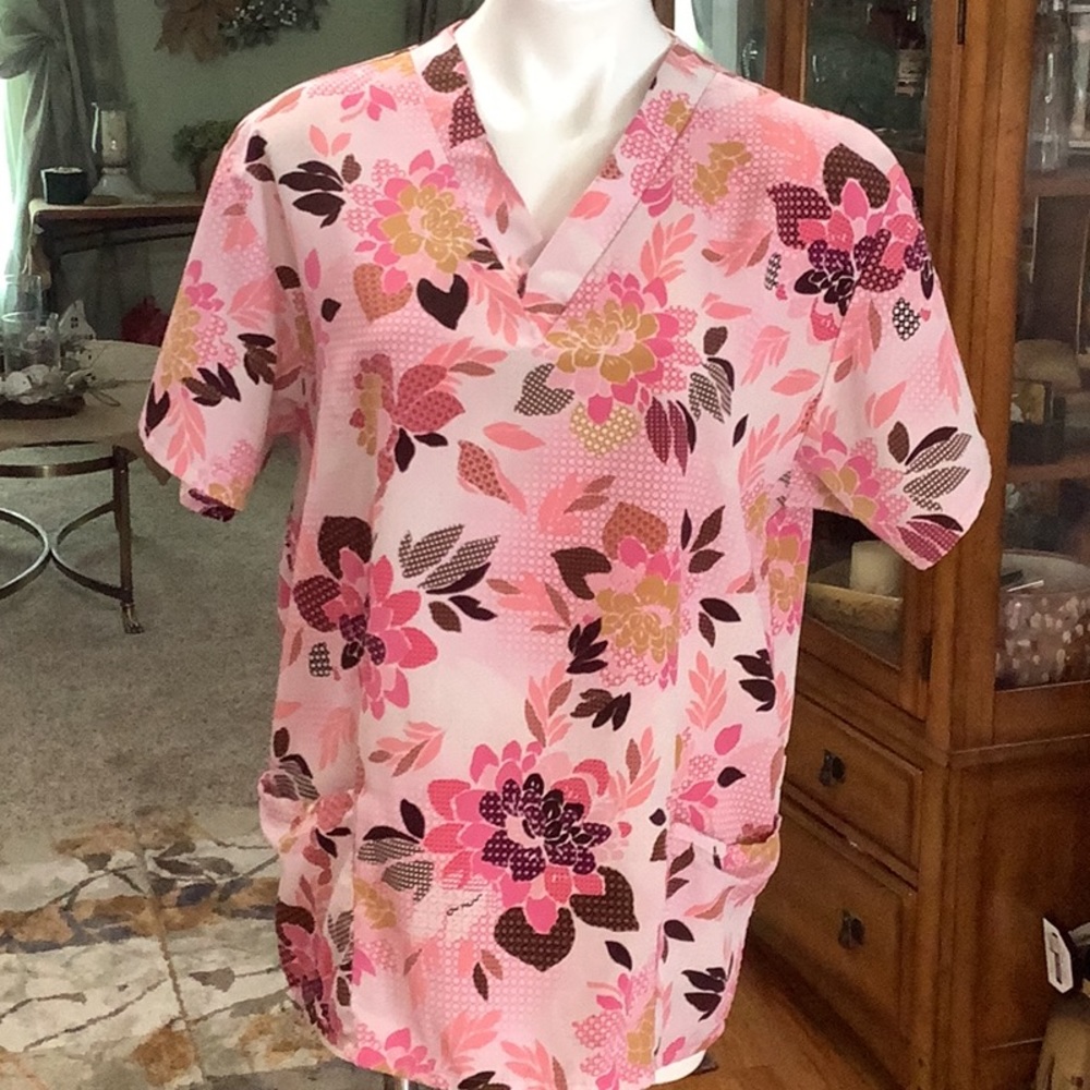 SHORT SLEEVE FLOWERED PATTERN SCRUB
